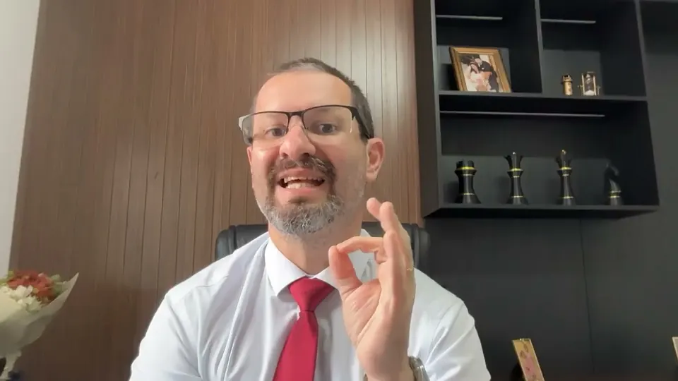 Bruno Silveira no vídeo “Insalubridade na indústria: quando o adicional é devido?”