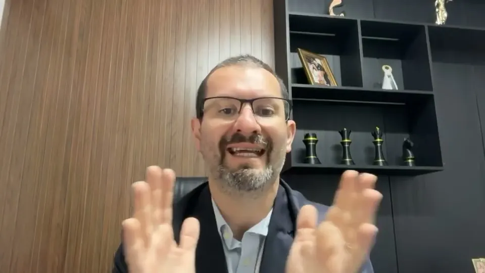 Bruno Silveira no vídeo “Rescisão indireta: quando o trabalhador pode encerrar o contrato por falta da empresa”