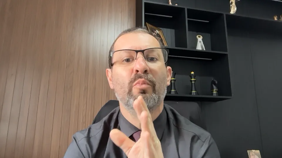 Bruno Silveira no vídeo “Licença-maternidade e amamentação: direitos da mãe na volta ao trabalho”